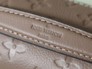 Louis Vuitton Pochette Metis East West Handbag M25910 in Smoke