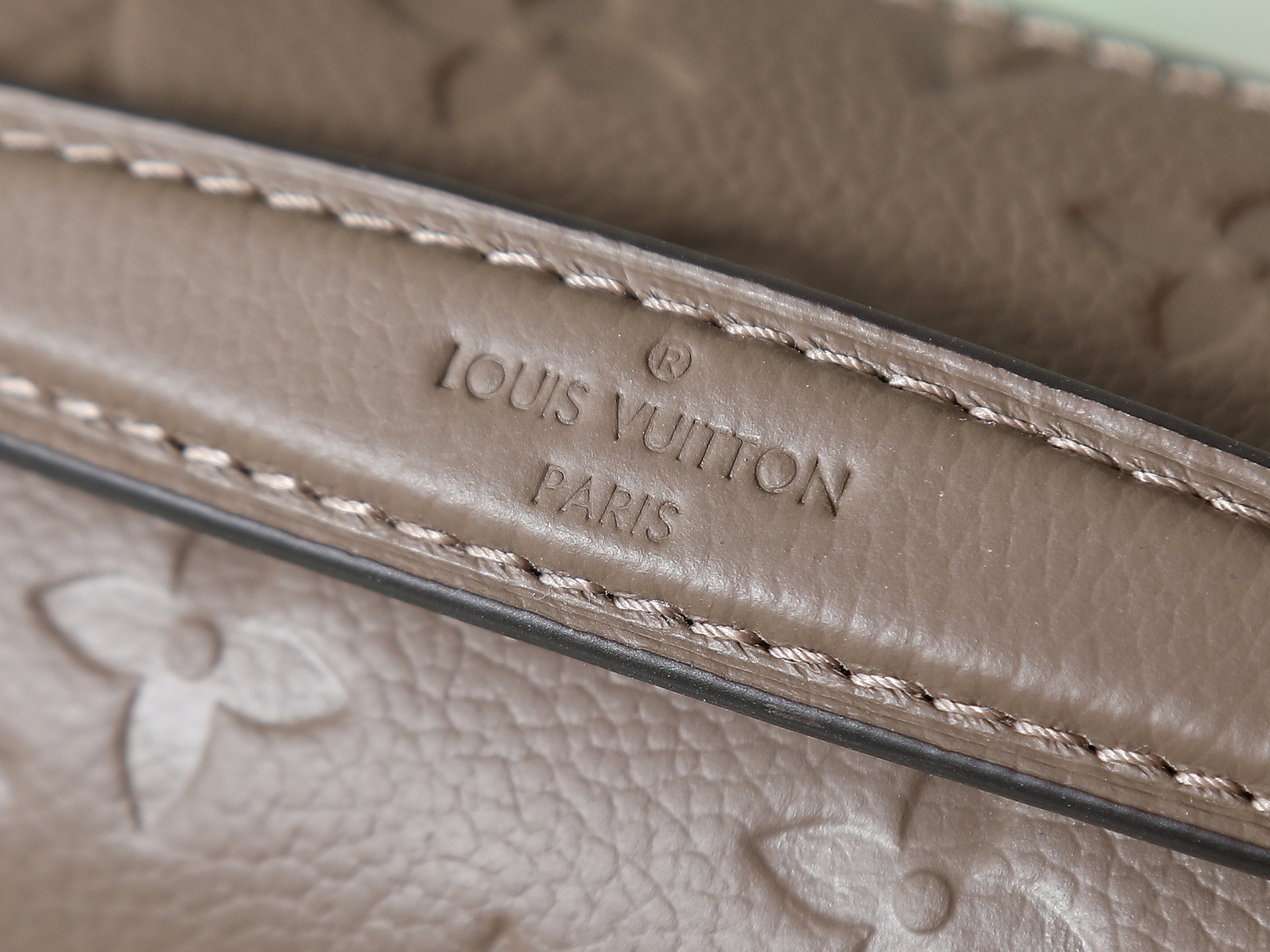 Louis Vuitton Pochette Metis East West Handbag M25910 in Smoke