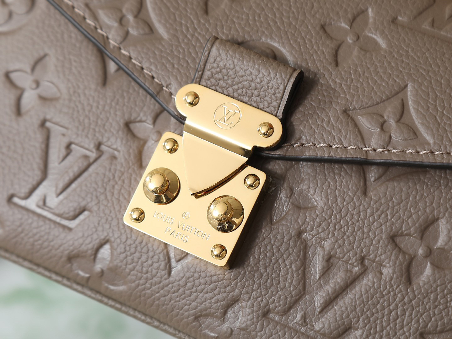 Louis Vuitton Pochette Metis East West Handbag M25910 in Smoke