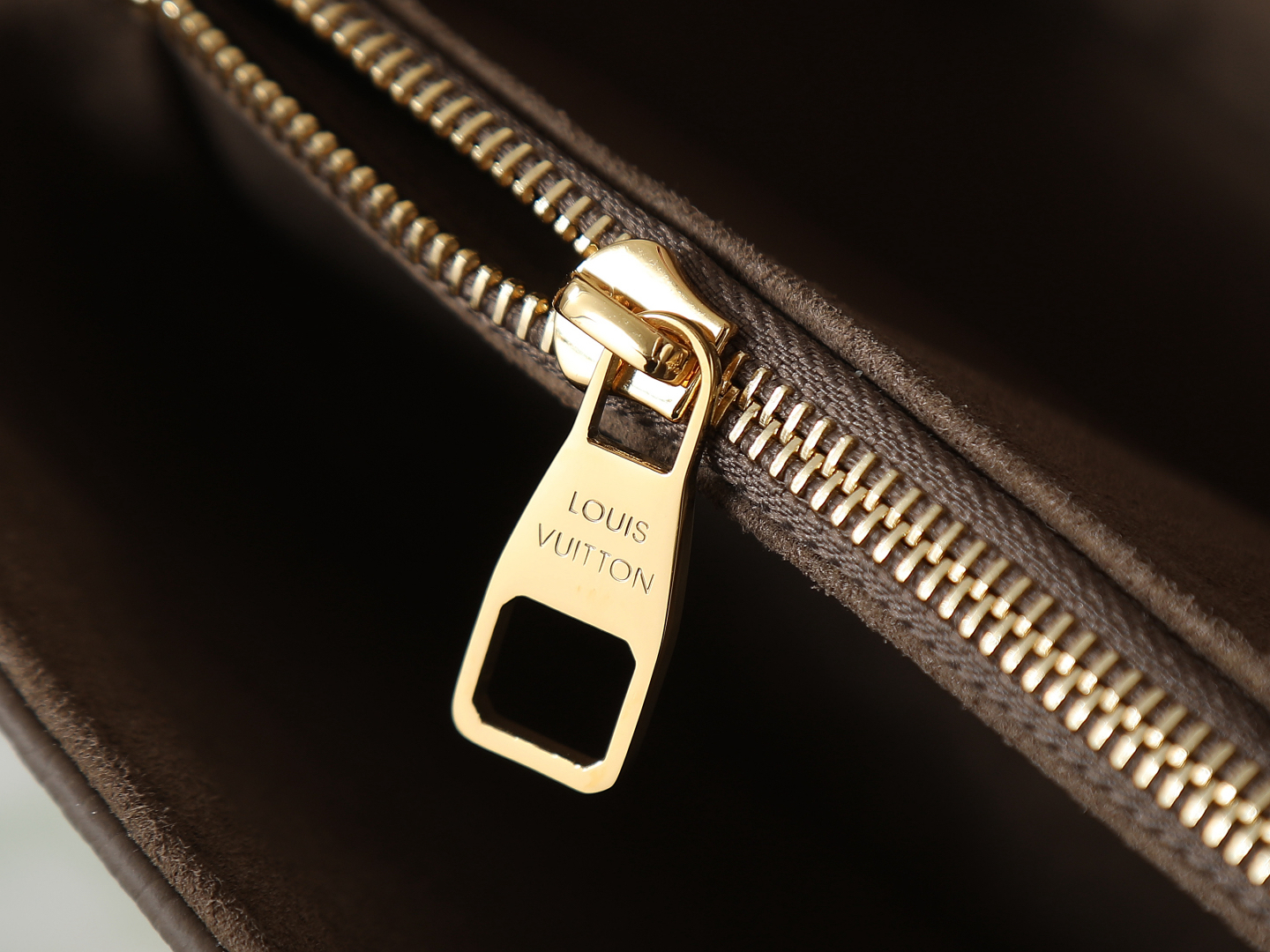 Louis Vuitton Pochette Metis East West Handbag M25910 in Smoke