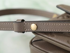 Louis Vuitton Pochette Metis East West Handbag M25910 in Smoke