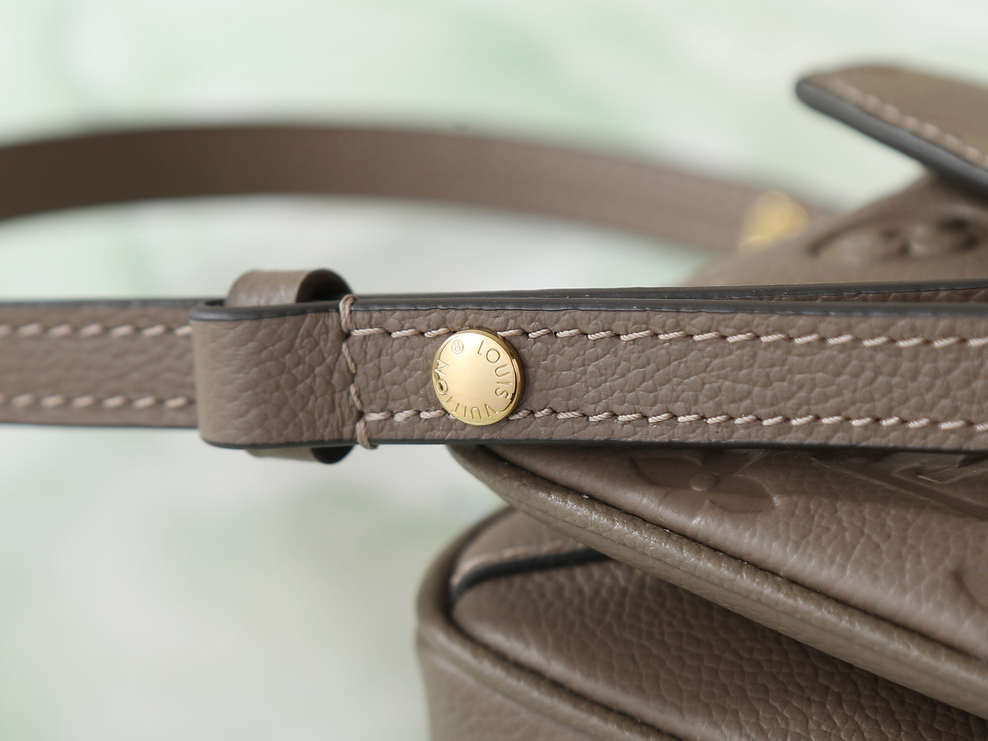 Louis Vuitton Pochette Metis East West Handbag M25910 in Smoke