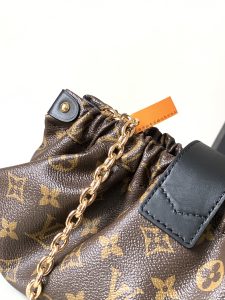 Louis Vuitton Handbag M27819