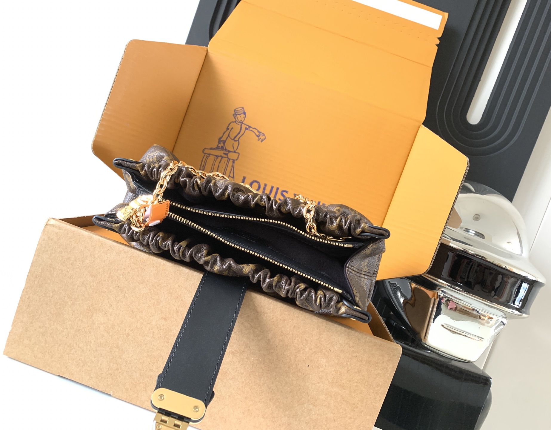 Louis Vuitton Handbag M27819