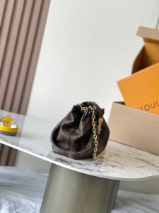 Louis Vuitton Sling Bag M27819