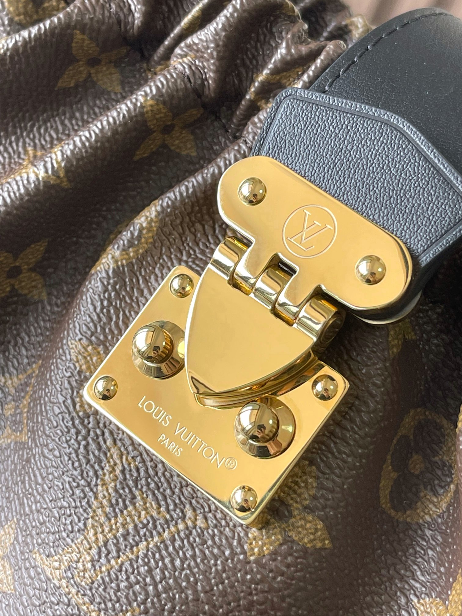 Louis Vuitton Sling Bag M27819