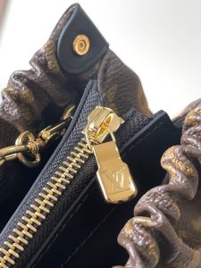 Louis Vuitton Sling Bag M27819