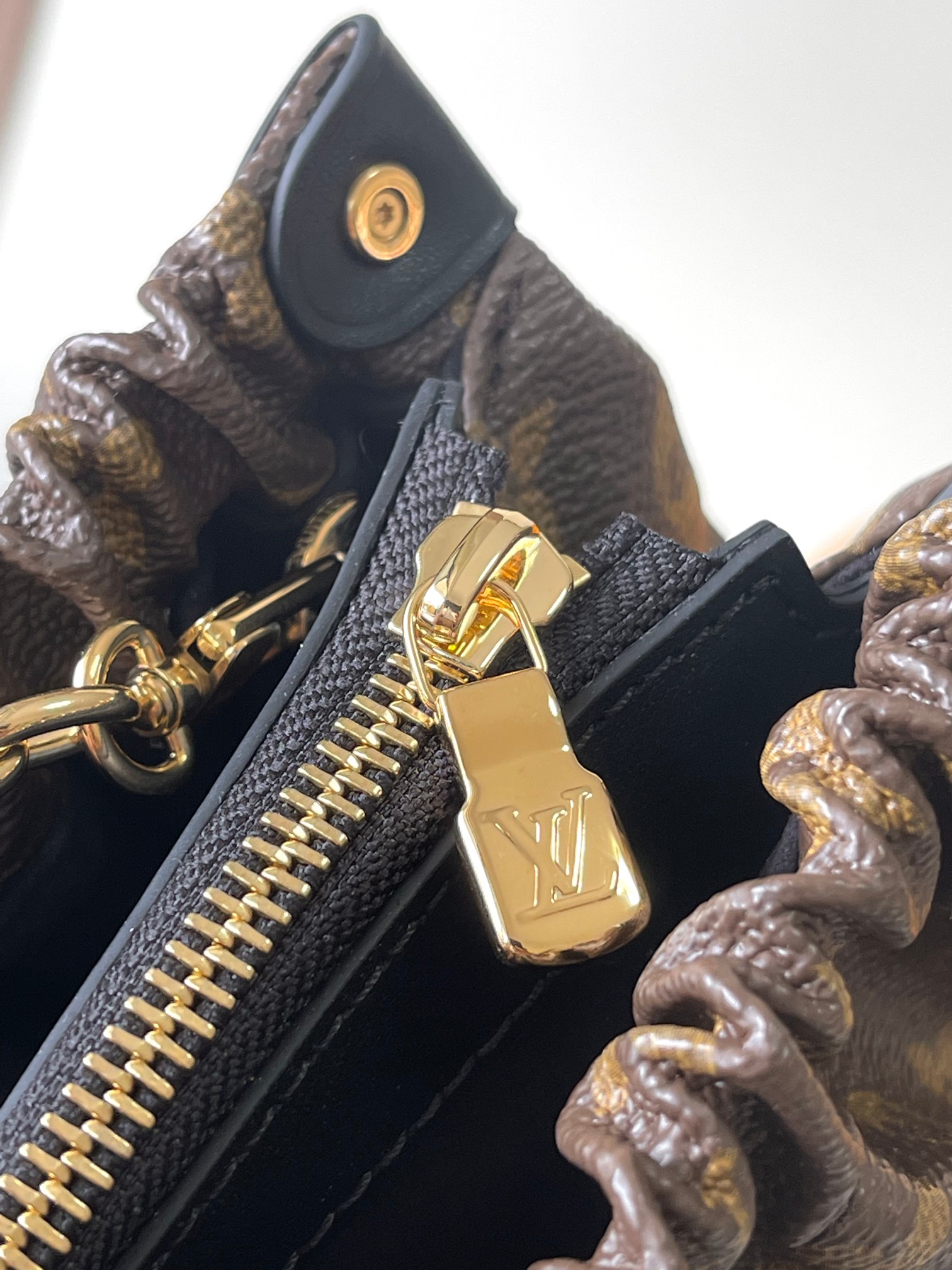 Louis Vuitton Sling Bag M27819