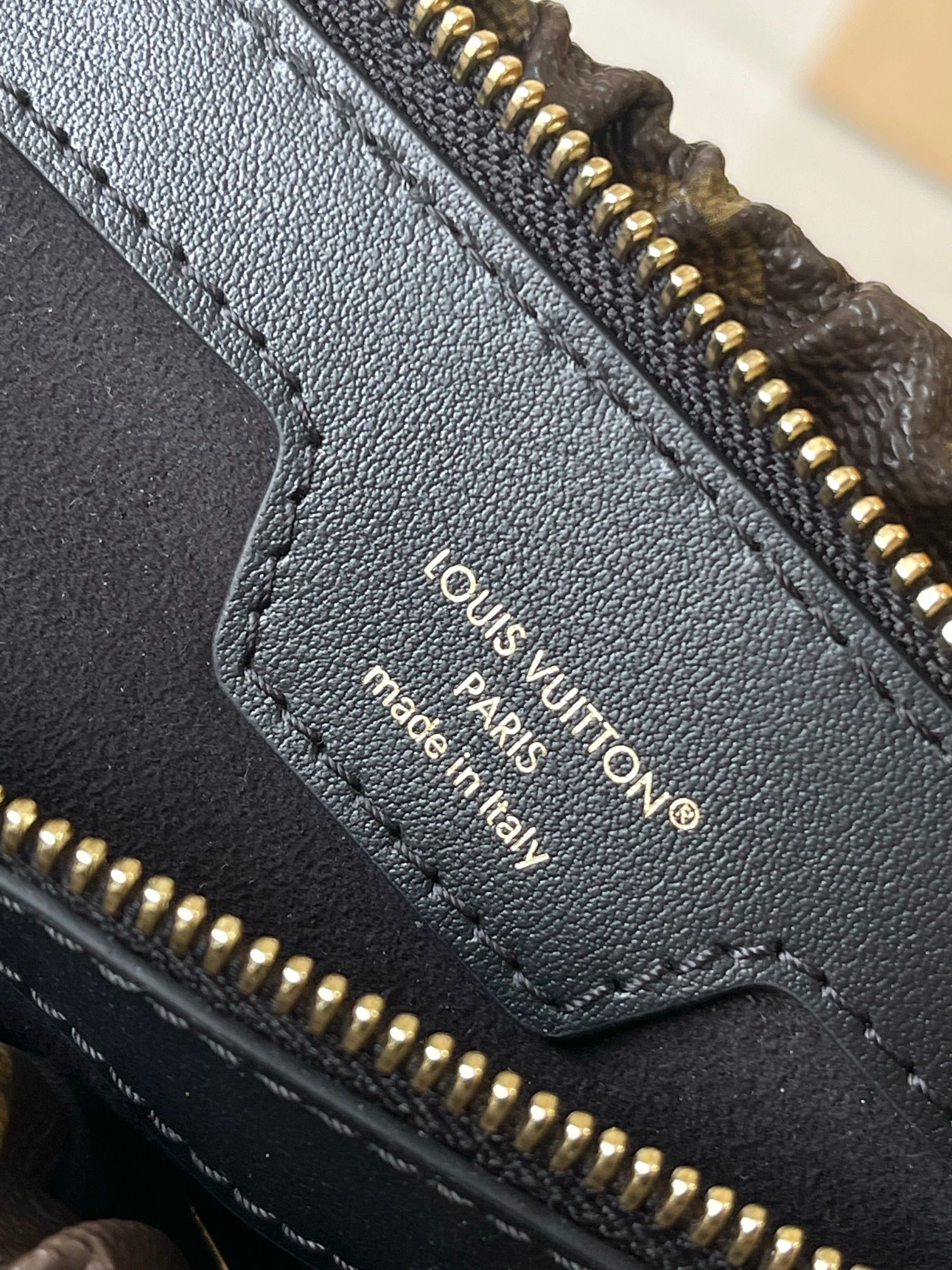 Louis Vuitton Sling Bag M27819