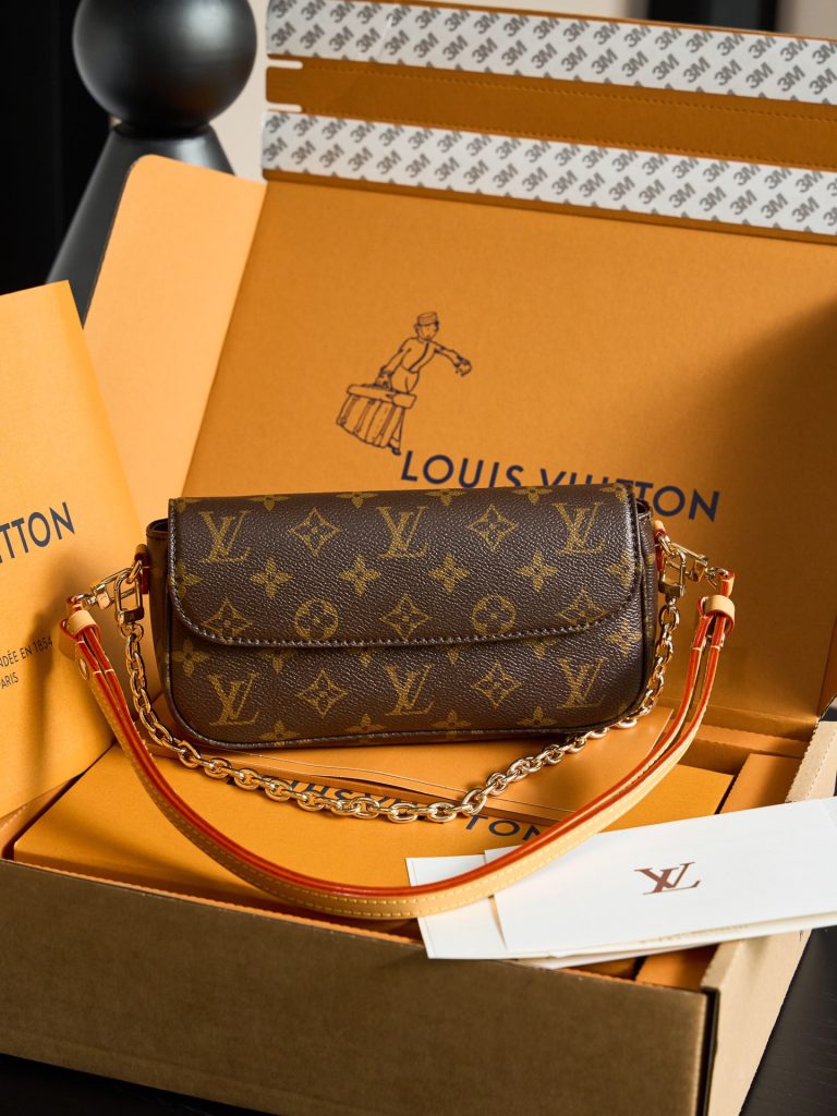 Louis Vuitton Card Holder M81911