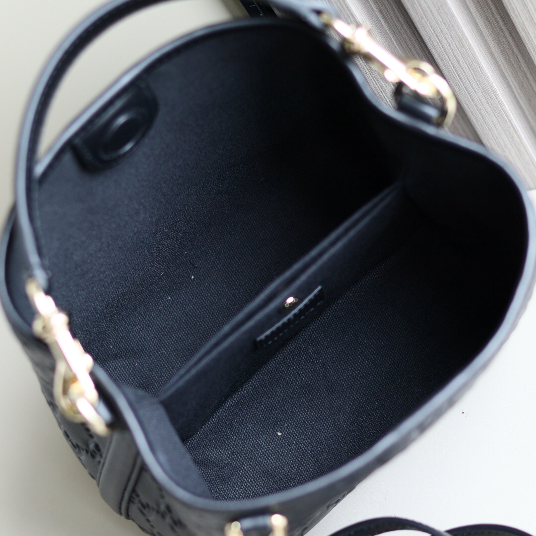 Gucci Tote Bag 815118 in Black