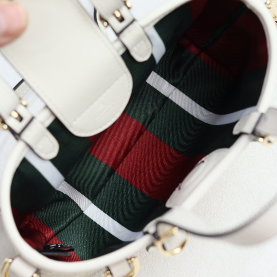 Gucci GG Emblem Handbag 855491 in Brown