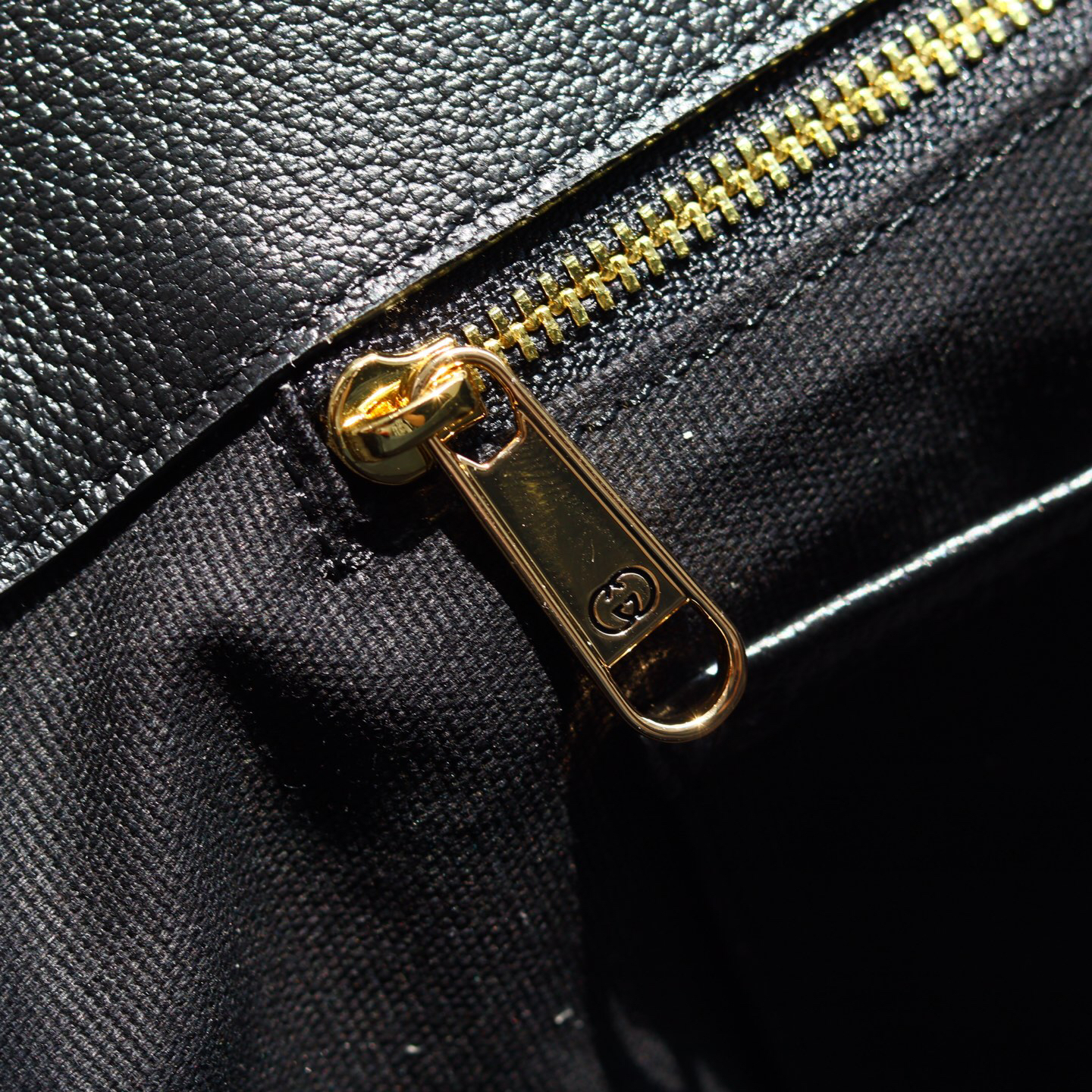 Gucci Generation Handbag 875019 in Black
