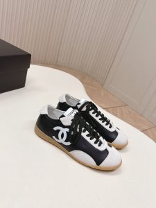 Sneakers in Black