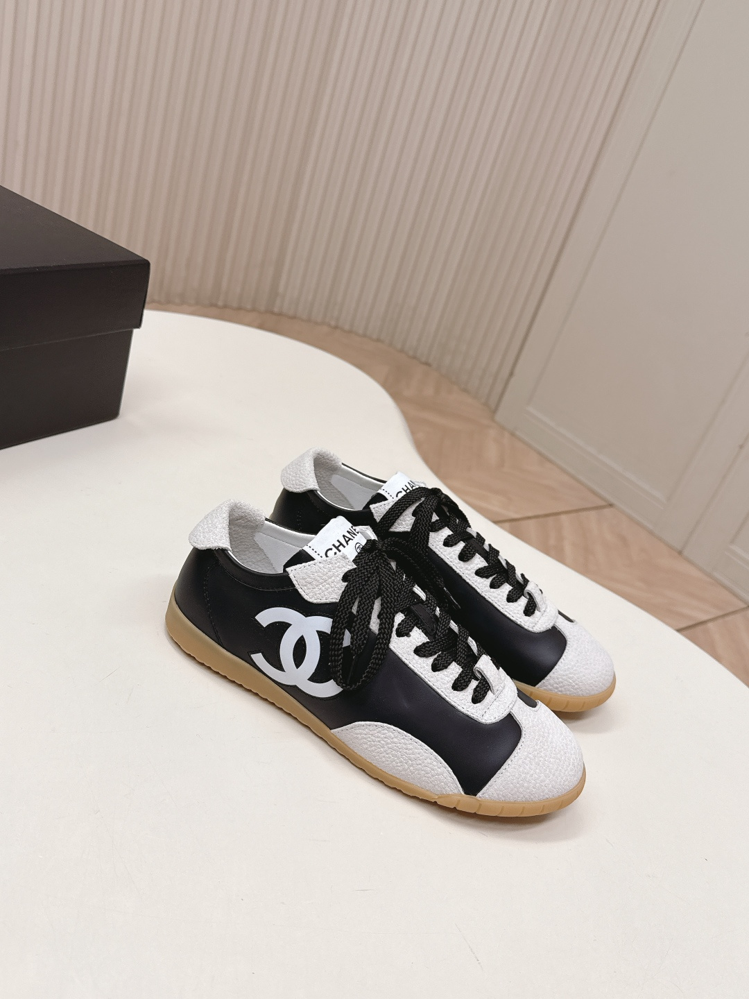 Sneakers in Black