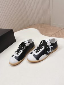 Sneakers in Black