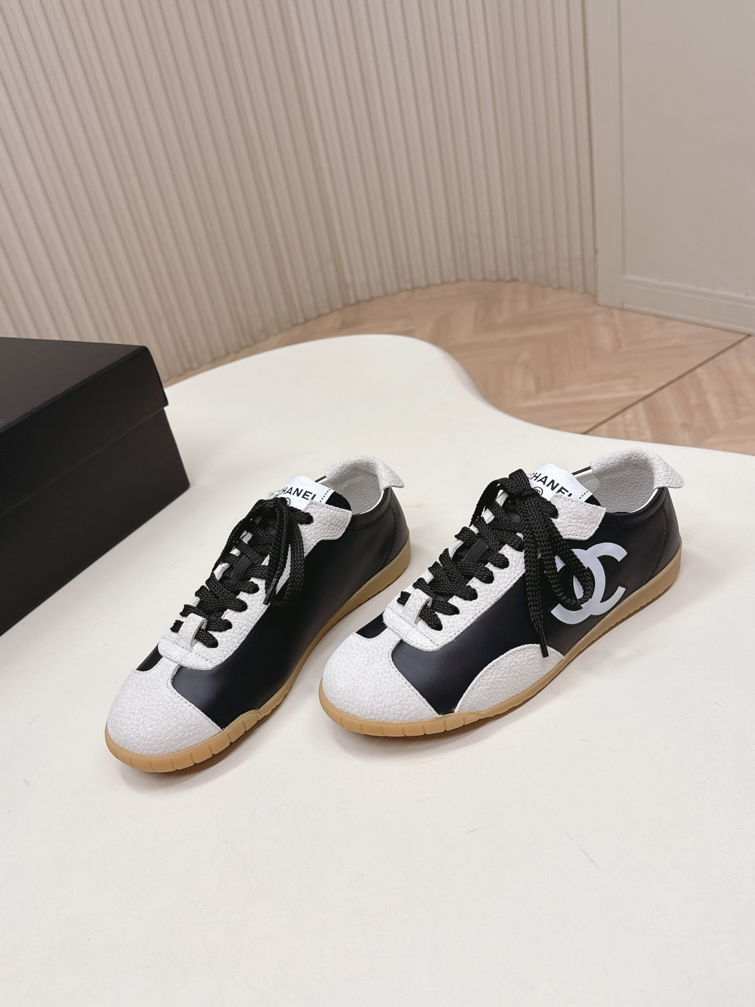 Sneakers in Black