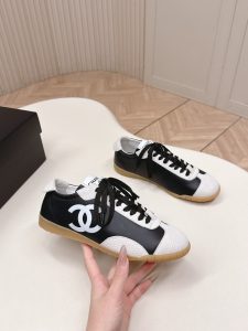 Sneakers in Black