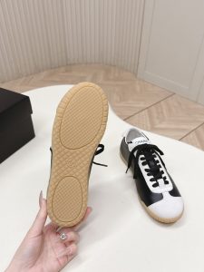 Sneakers in Black