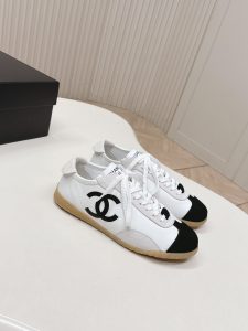 Sneakers in Black