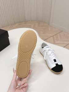 Sneakers in Black