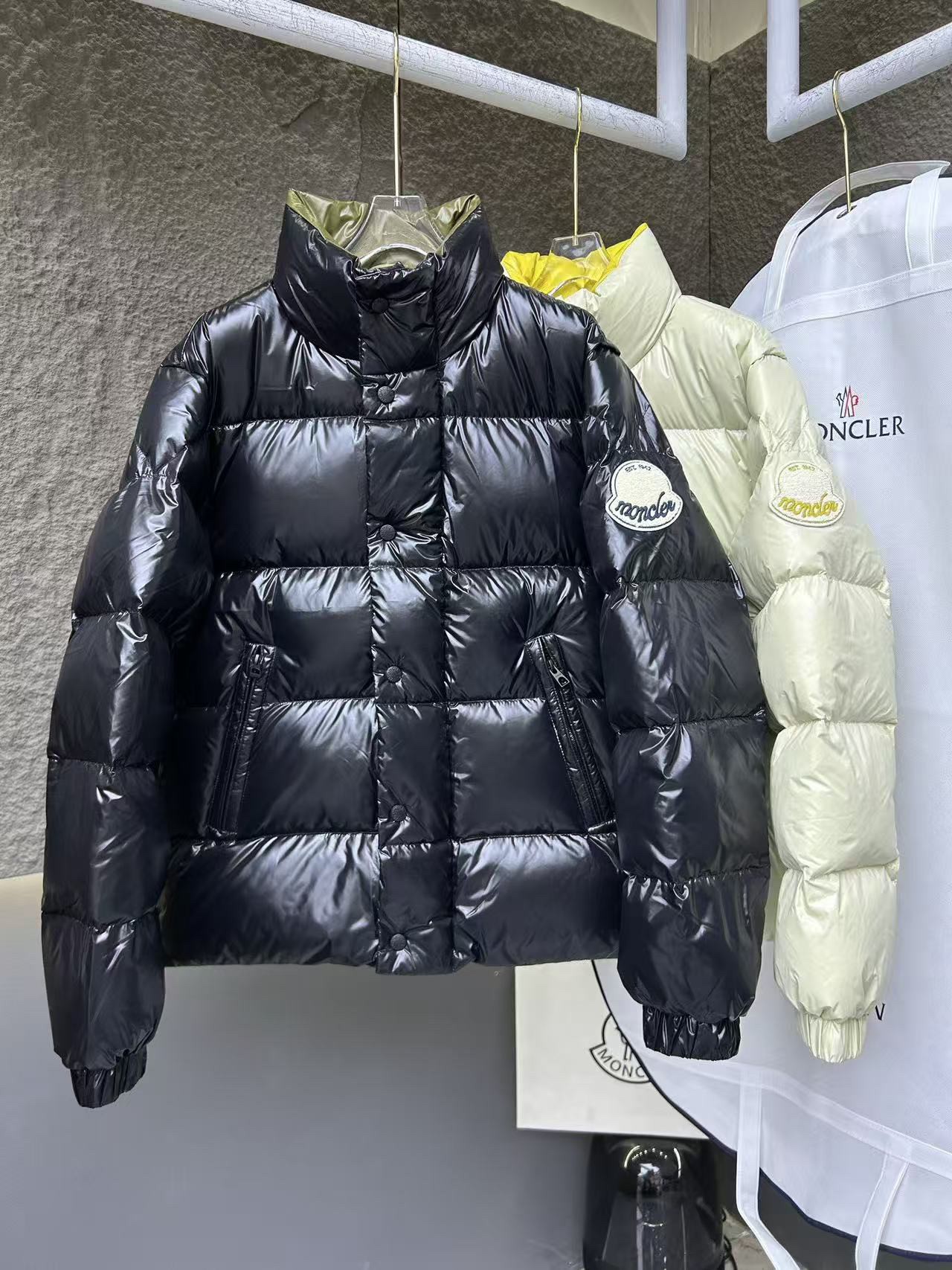 Moncler Down Jacket 12345 in Black