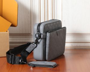 Louis Vuitton Messenger Bag M27185