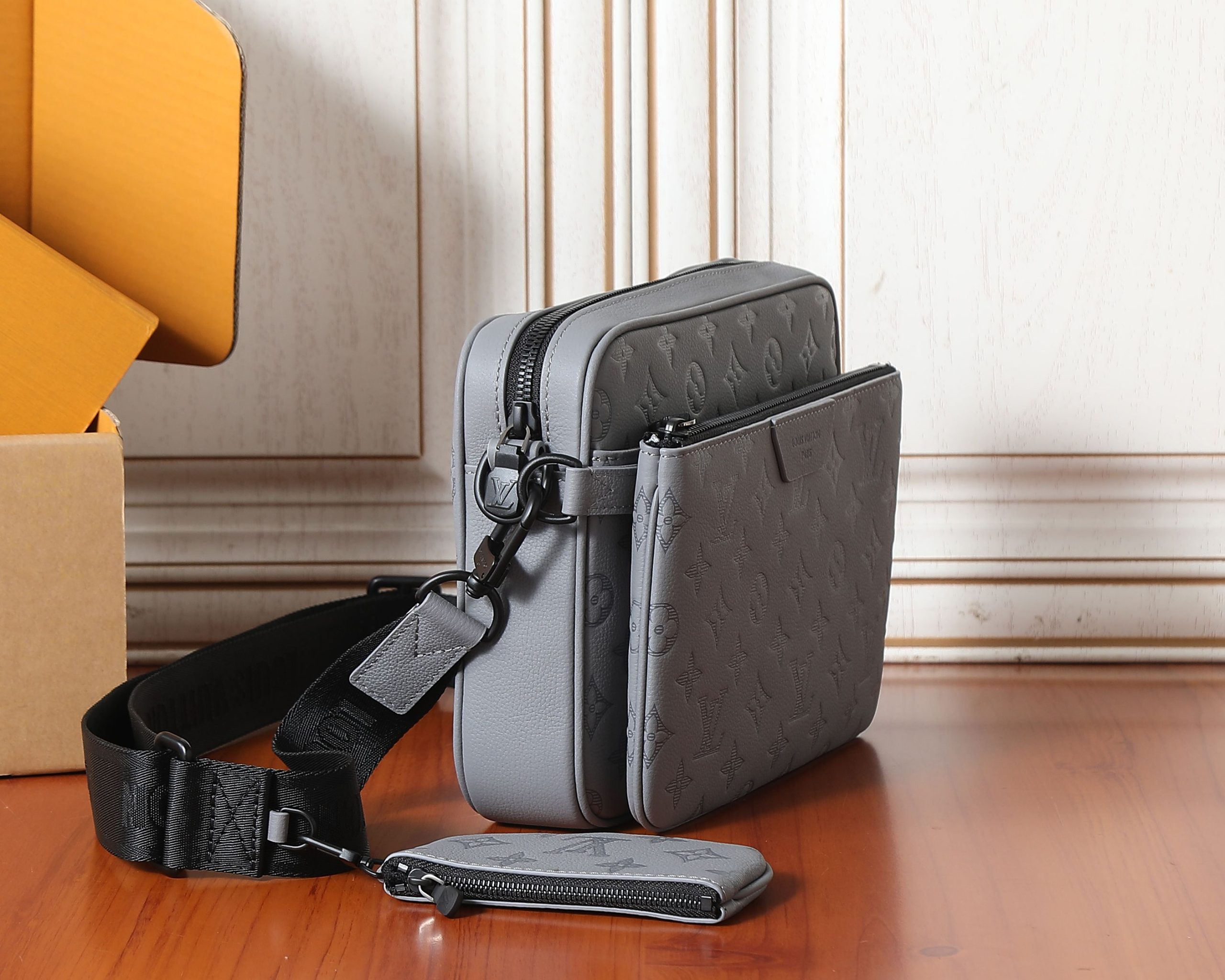 Louis Vuitton Messenger Bag M27185