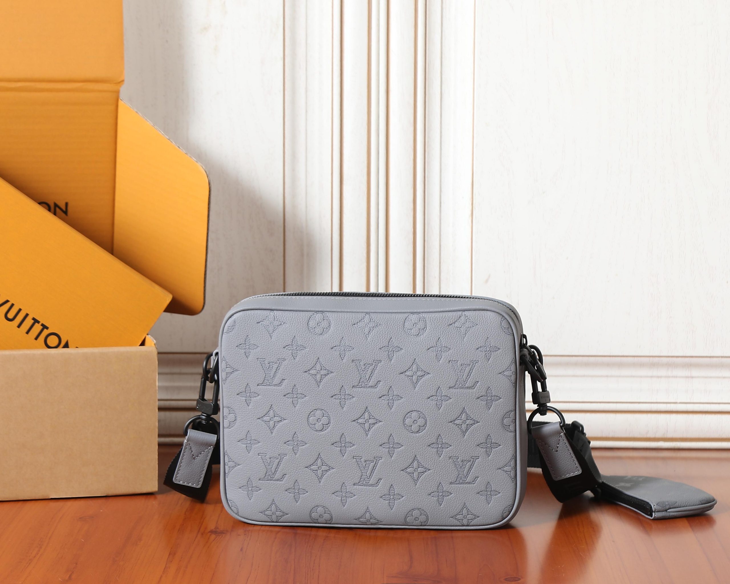 Louis Vuitton Messenger Bag M27185