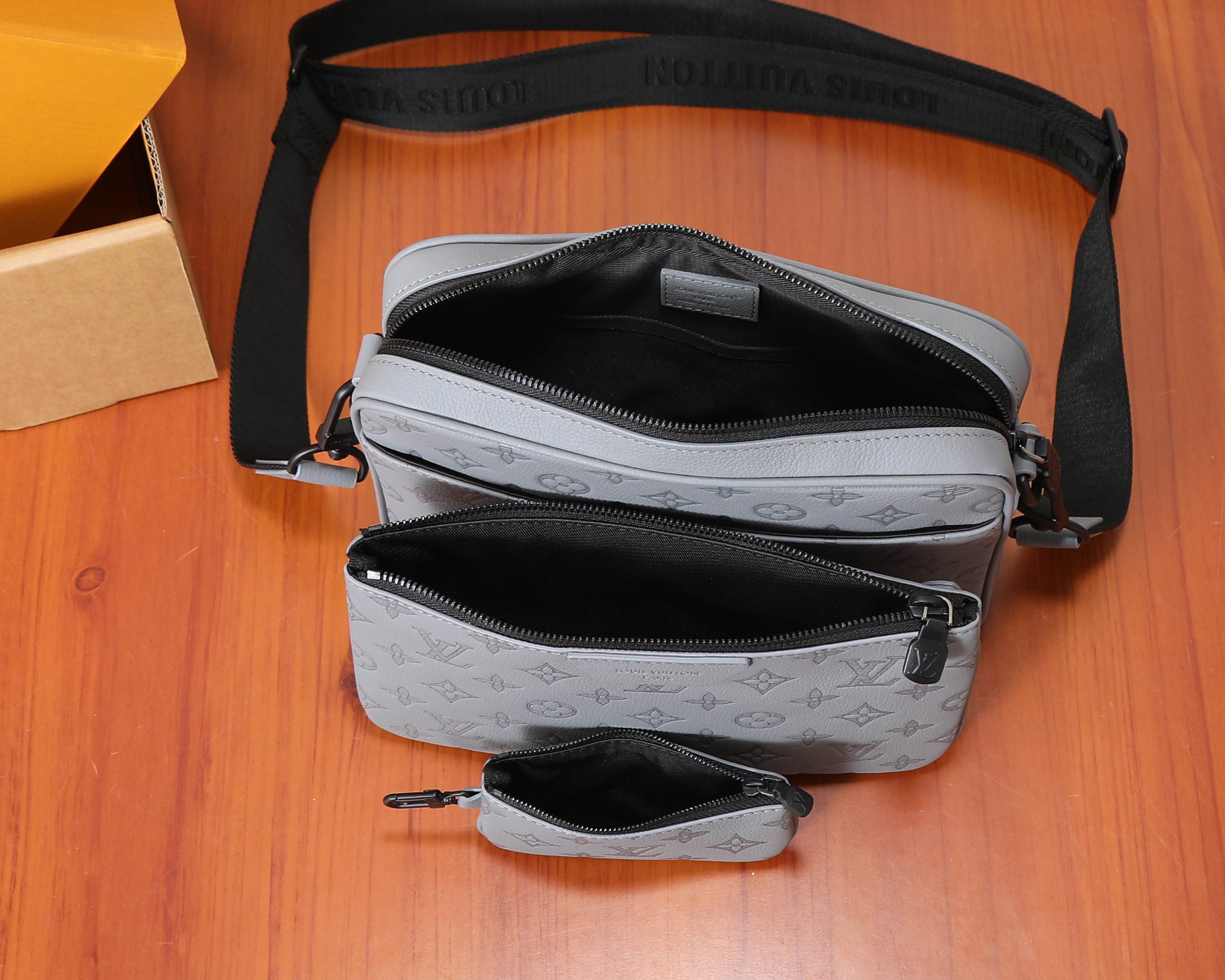Louis Vuitton Messenger Bag M27185