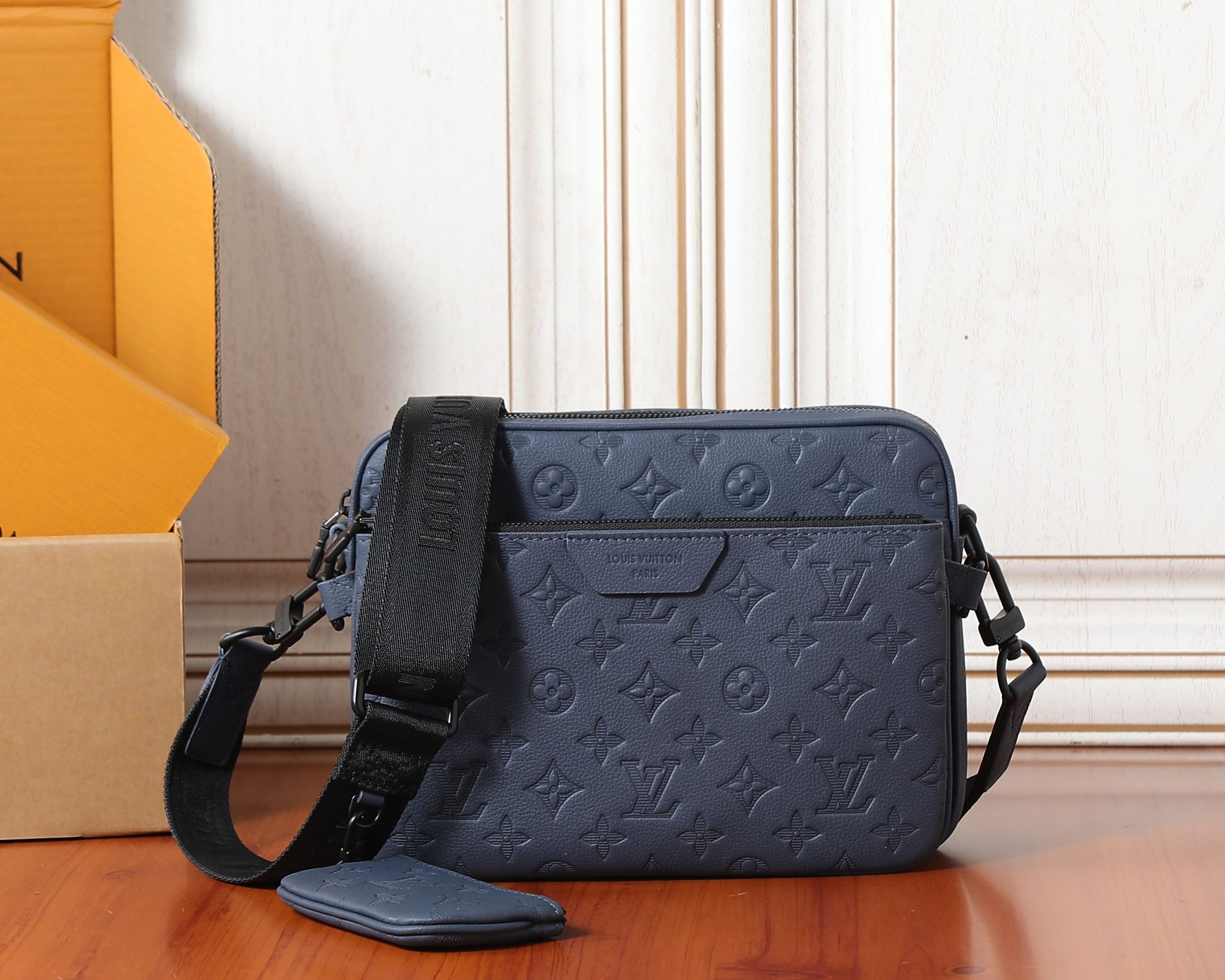 Louis Vuitton Messenger Bag M27925