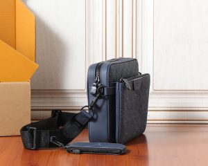 Louis Vuitton Messenger Bag M27925