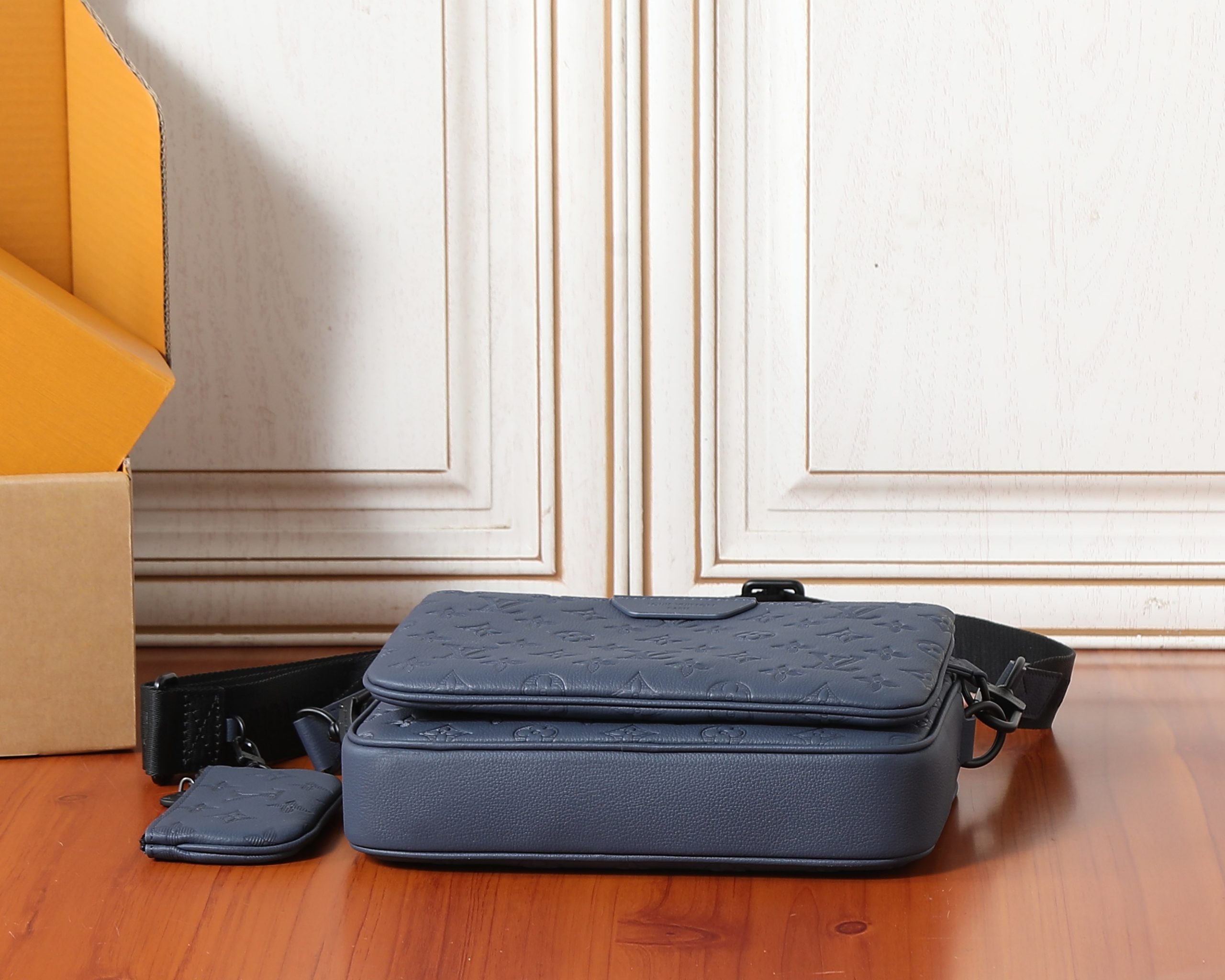 Louis Vuitton Messenger Bag M27925