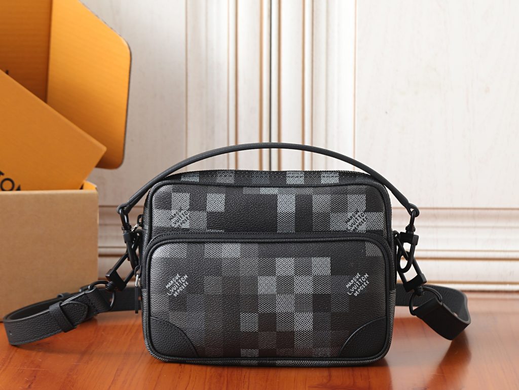 Louis Vuitton Messenger Bag M14988 in Black