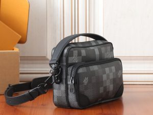 Louis Vuitton Messenger Bag M14988 in Black