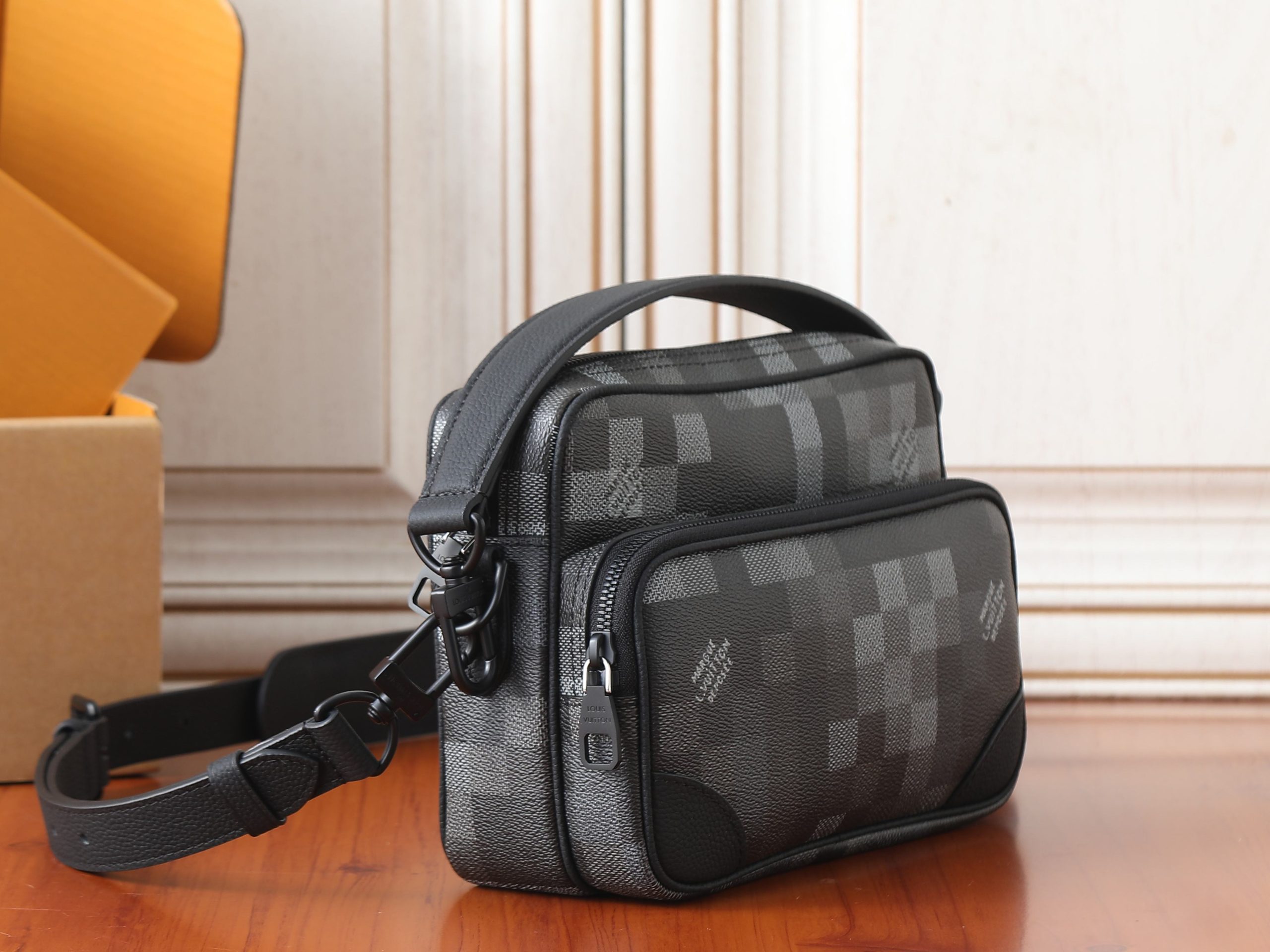 Louis Vuitton Messenger Bag M14988 in Black