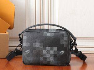 Louis Vuitton Messenger Bag M14988 in Black