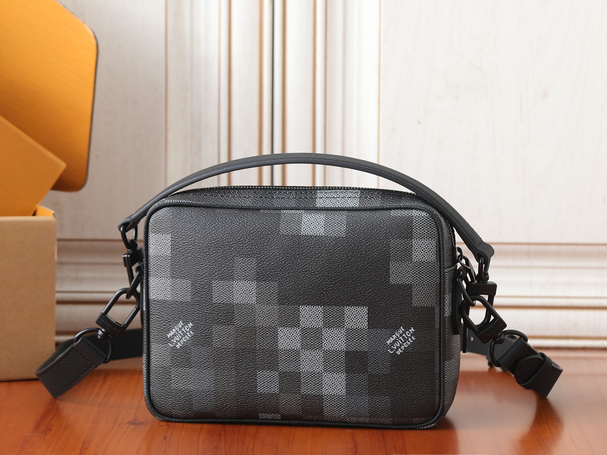 Louis Vuitton Messenger Bag M14988 in Black