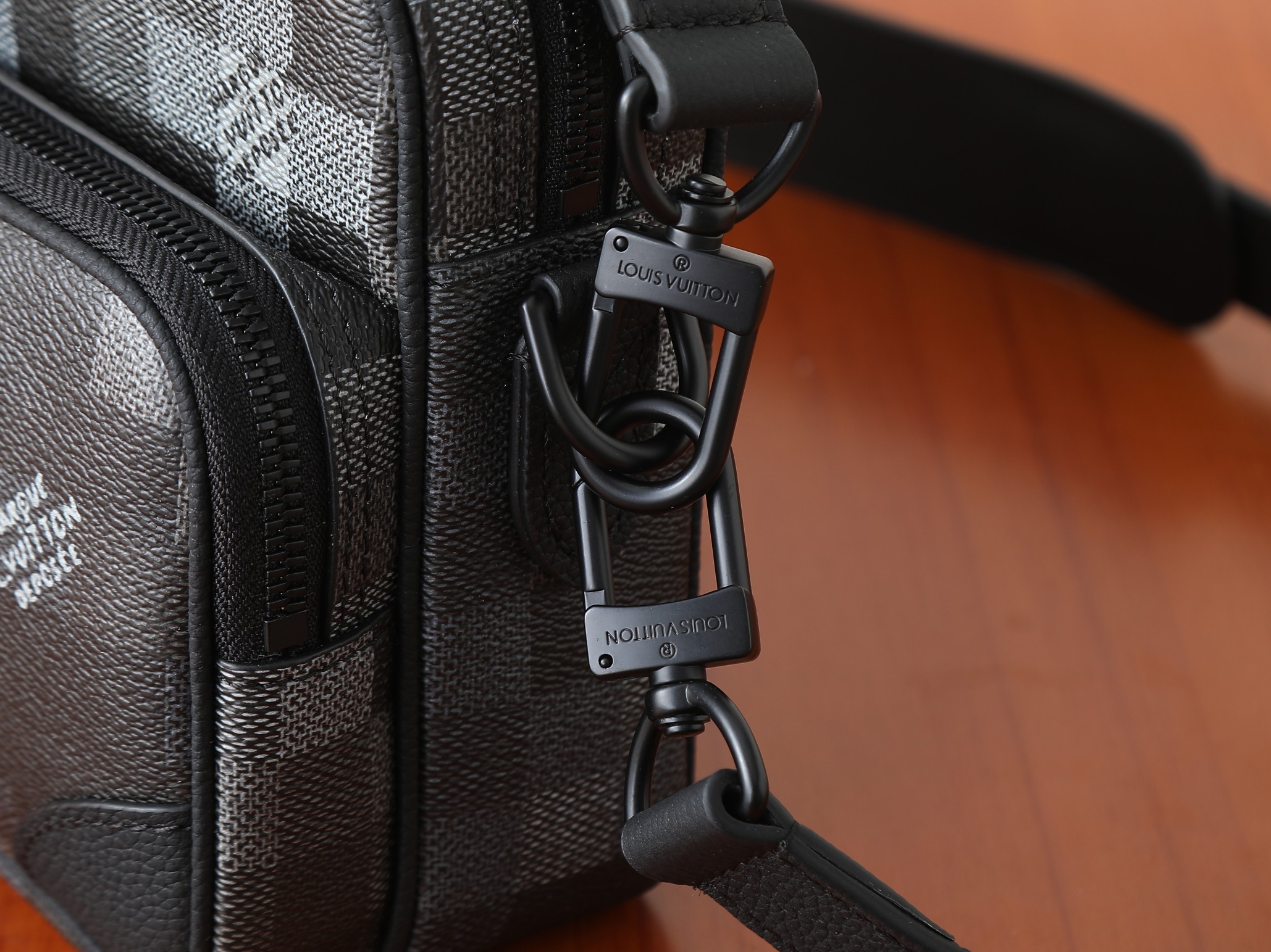 Louis Vuitton Messenger Bag M14988 in Black