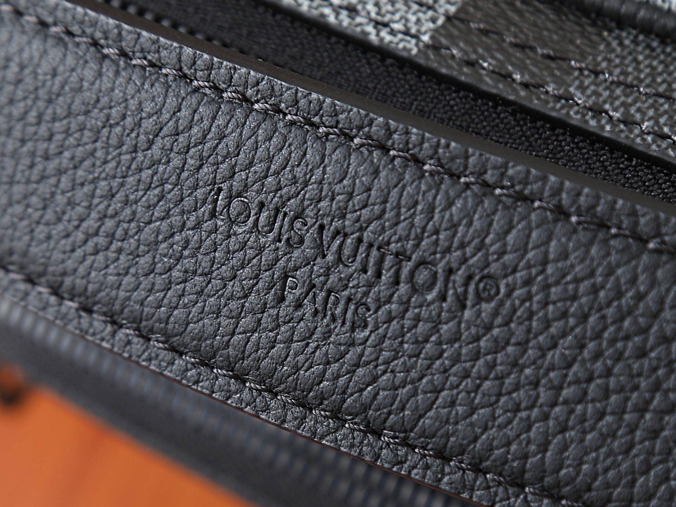 Louis Vuitton Messenger Bag M14988 in Black