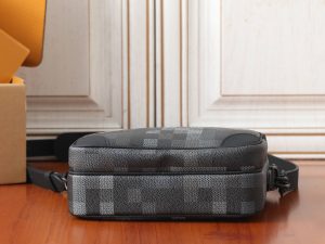 Louis Vuitton Messenger Bag M14988 in Black