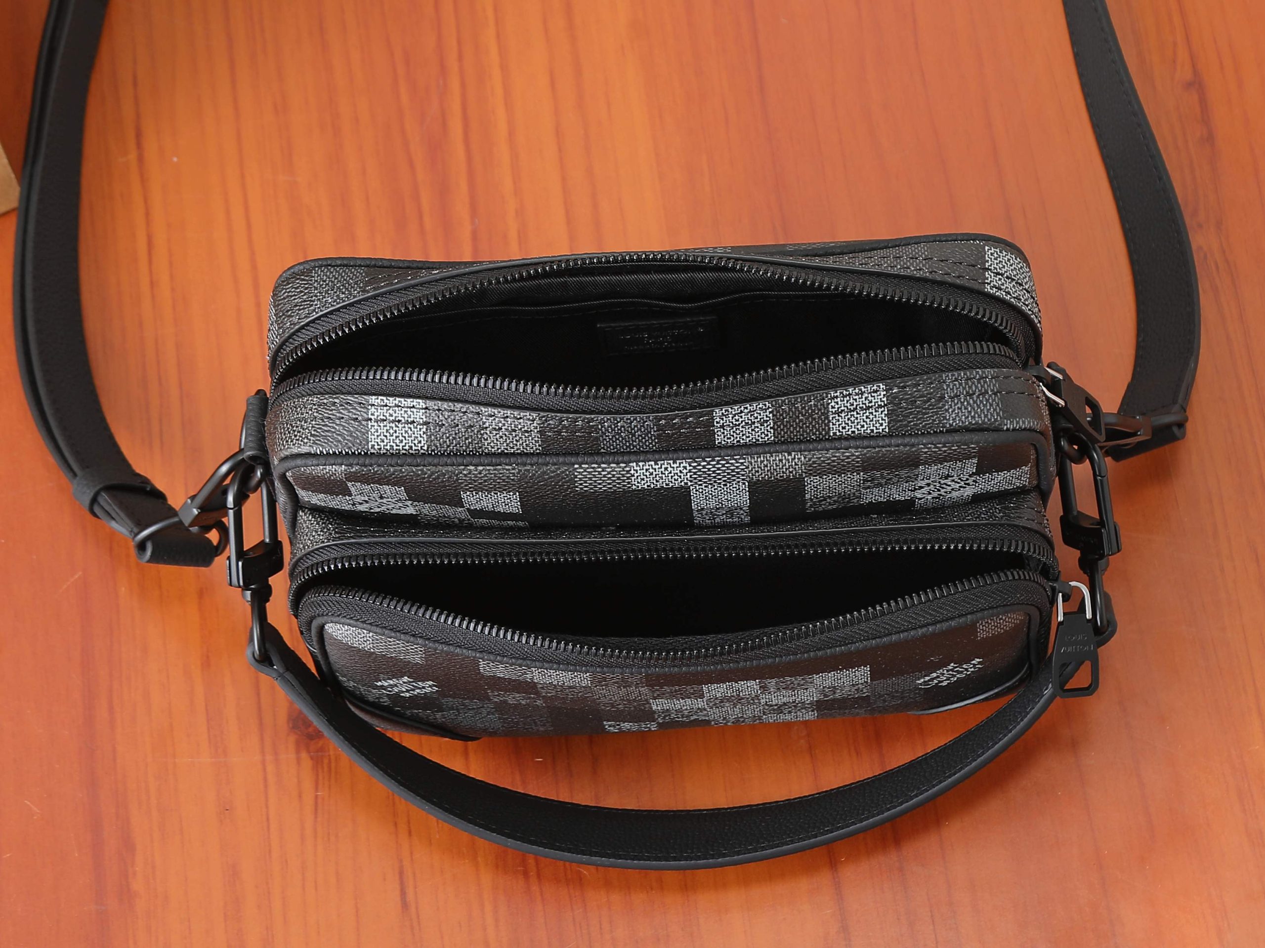 Louis Vuitton Messenger Bag M14988 in Black