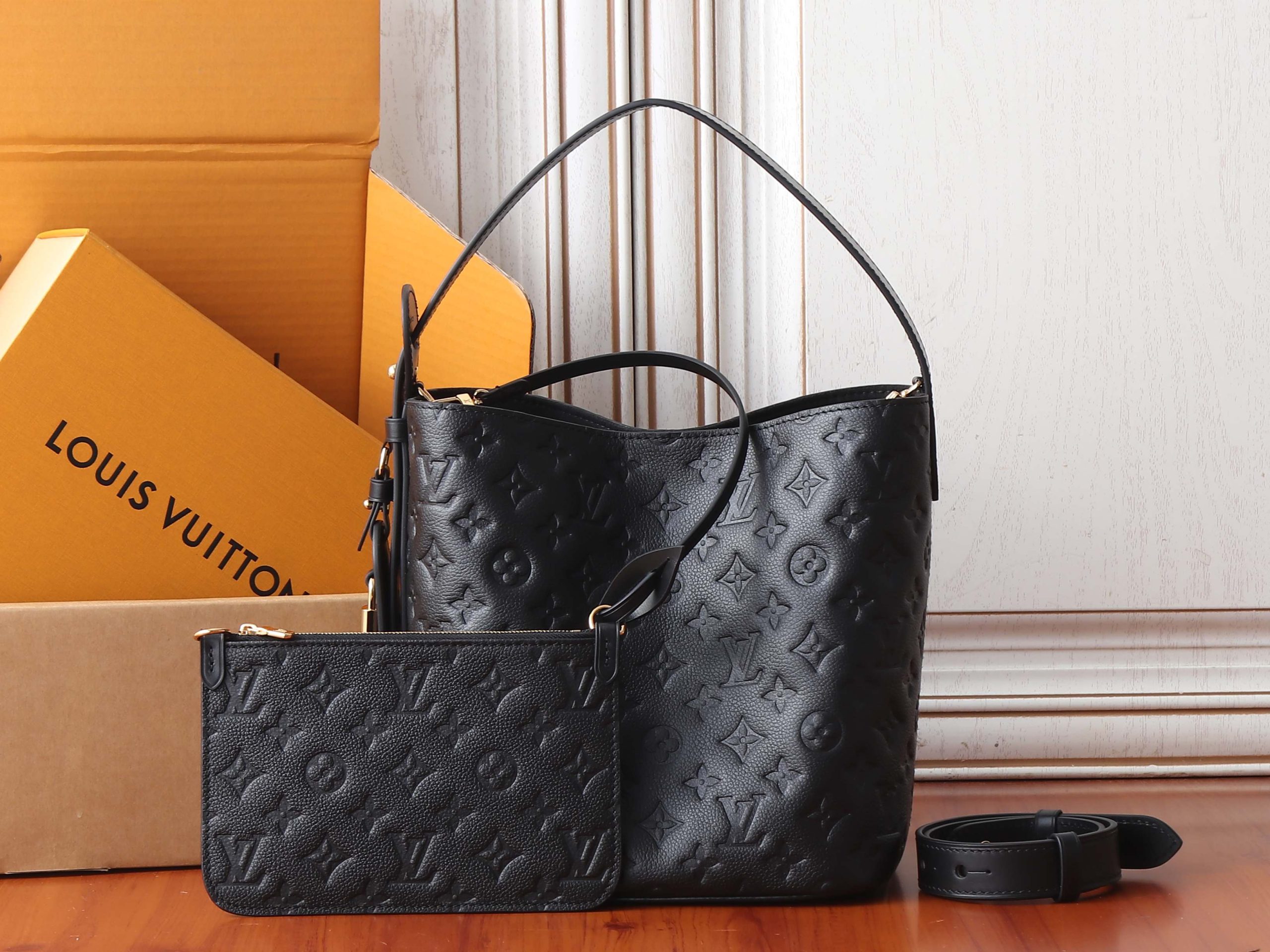 Louis Vuitton Shoulder Bag M29090
