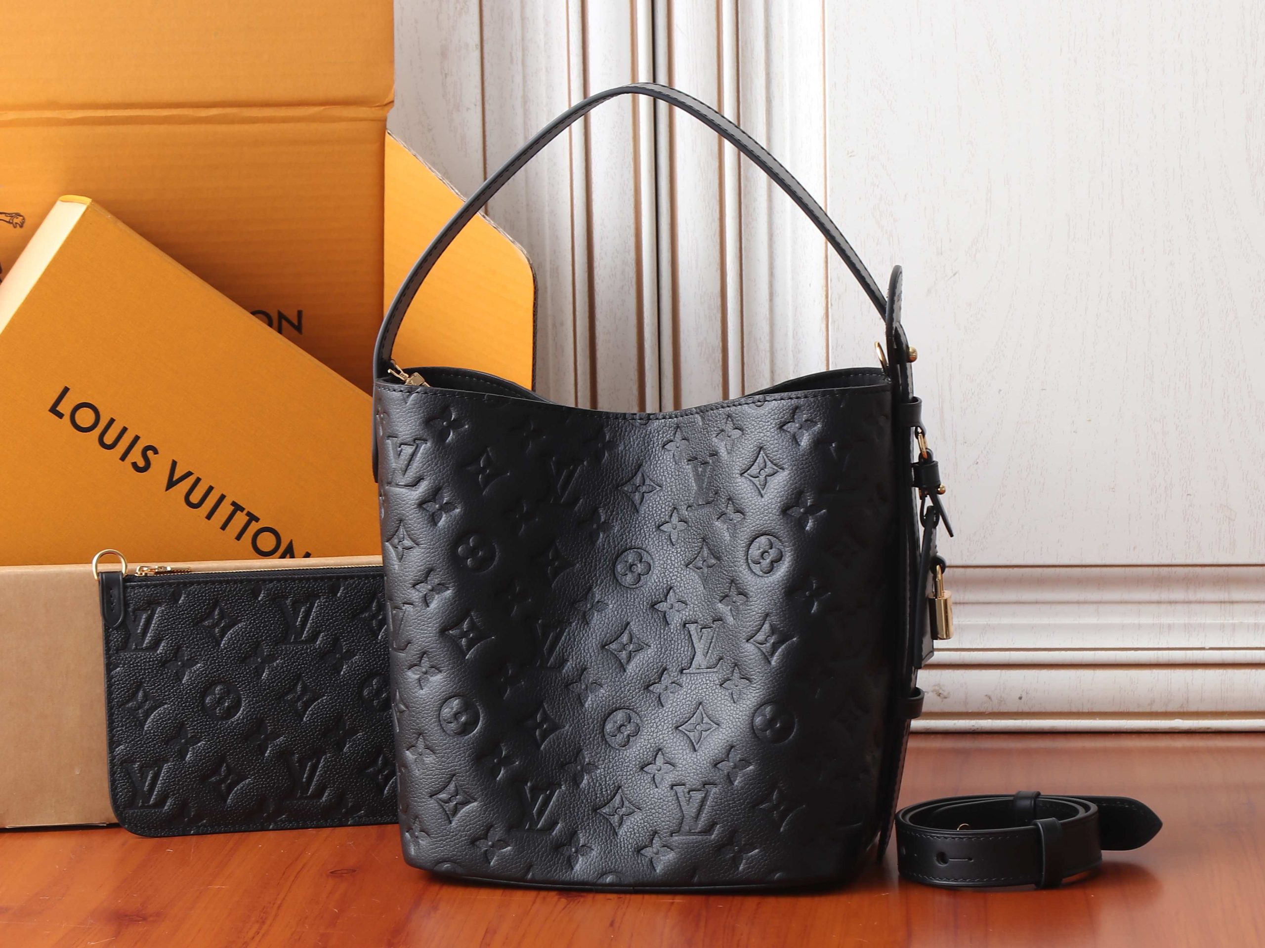 Louis Vuitton Shoulder Bag M29090