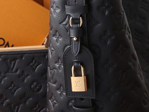 Louis Vuitton Shoulder Bag M29090