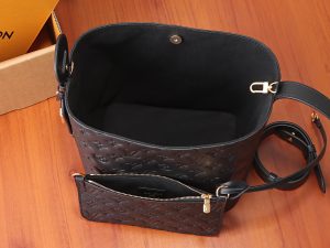 Louis Vuitton Shoulder Bag M29090