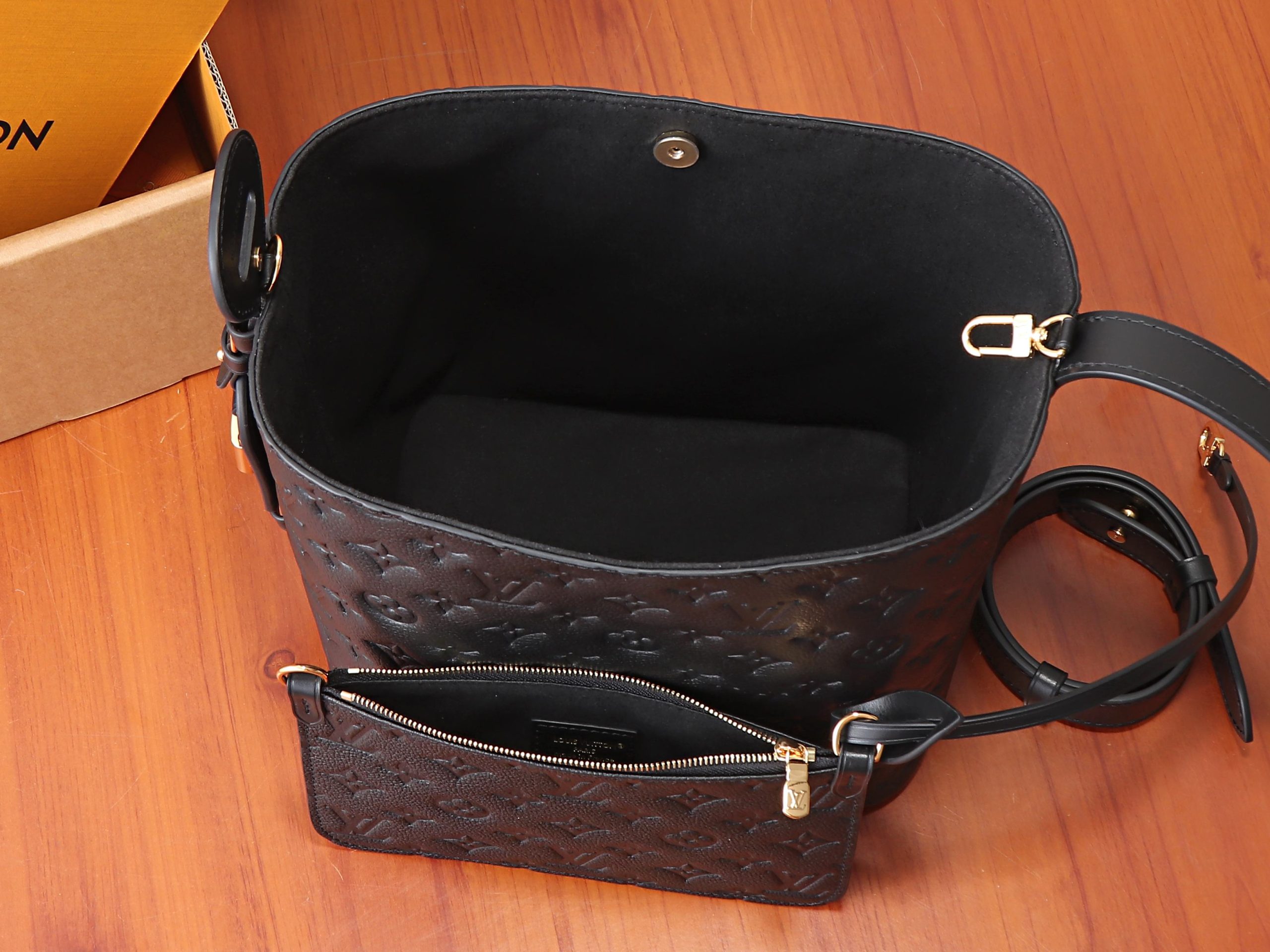 Louis Vuitton Shoulder Bag M29090
