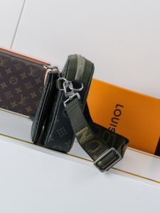 Louis Vuitton Messenger Bag M28628