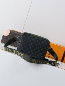Louis Vuitton Messenger Bag M28628
