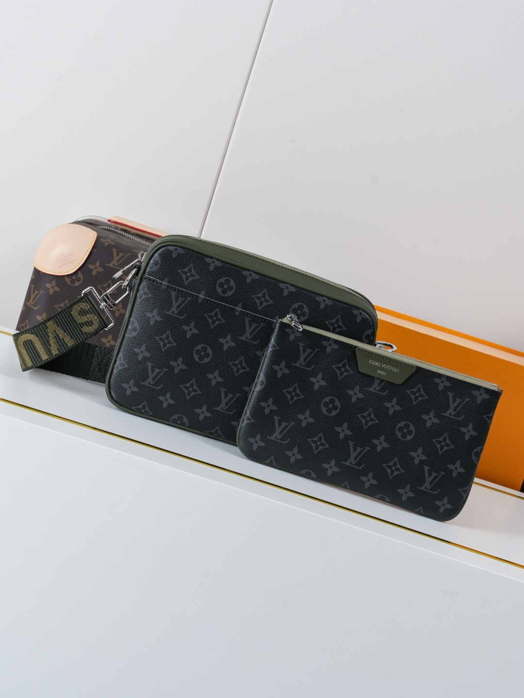 Louis Vuitton Messenger Bag M28628